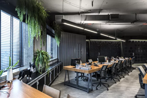 Equipe da Urbanza em nosso escritório principal, ambiente moderno com plantas e decoração industrial